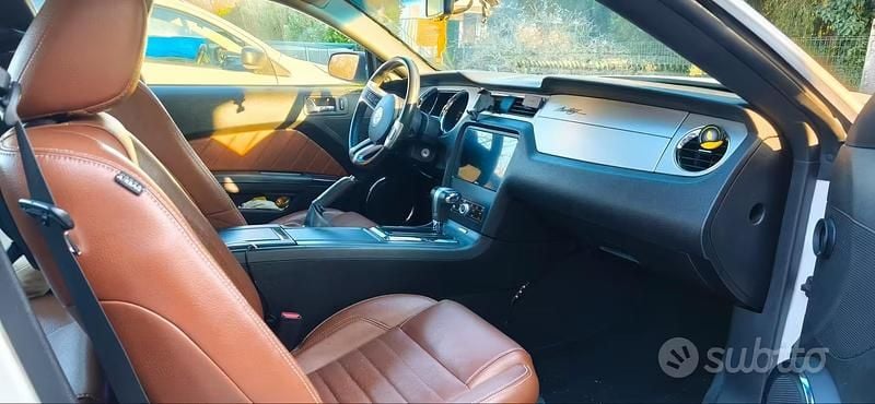 Usata Ford Mustang 214 CV (157 kW) 2010 Bianco Coupé
