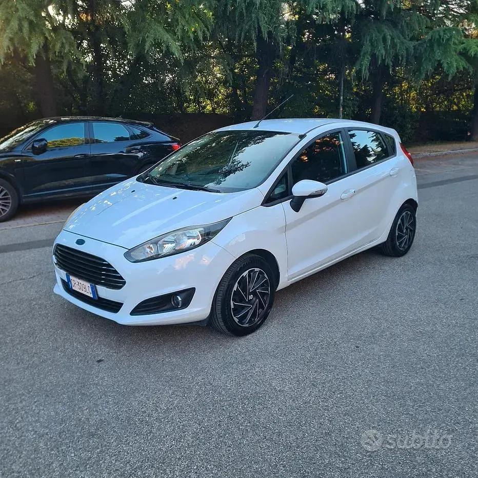 Usata Ford Fiesta 75 CV (55 kW) 2013 Bianco Berlina