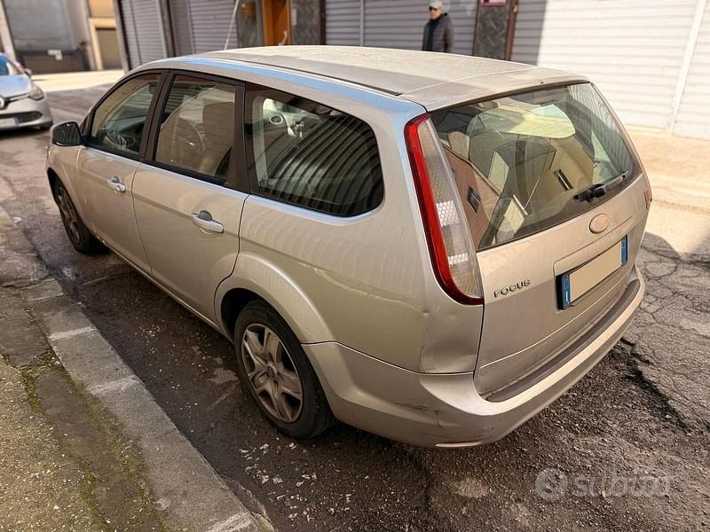 Begagnad Ford Focus 110 HK (80 kW) 2010 Grå Kombi