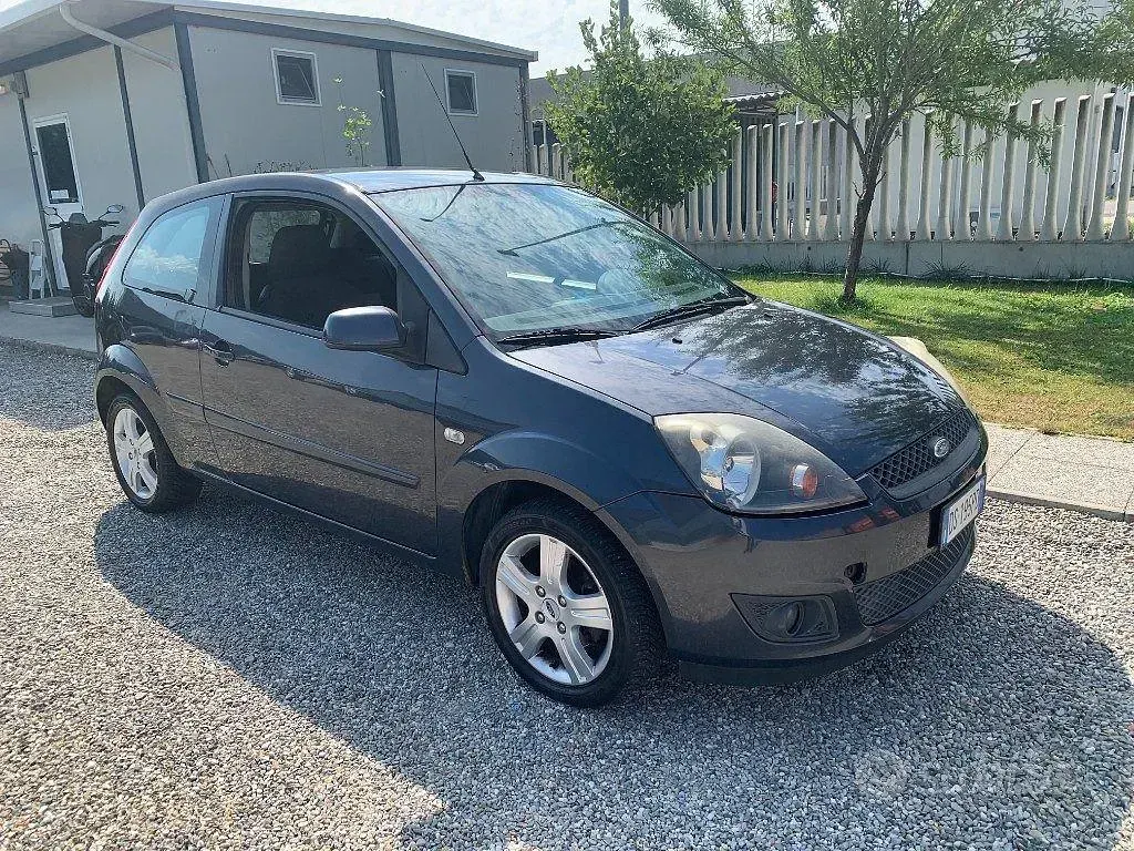 Usata Ford Fiesta Ghia 68 CV (50 kW) 2008 Grigio Utilitaria