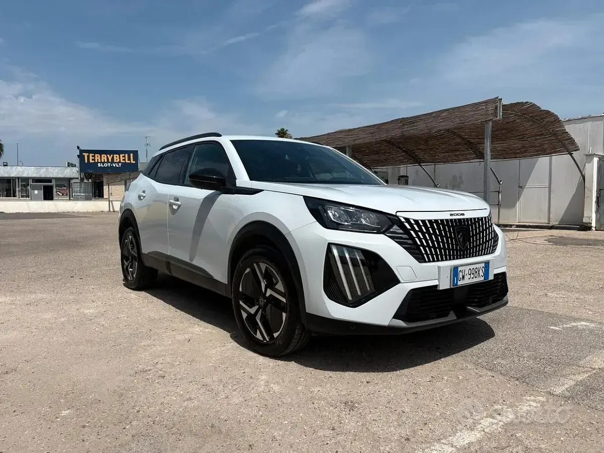 Usata Peugeot 2008 Allure 101 CV (74 kW) 2024 Bianco SUV