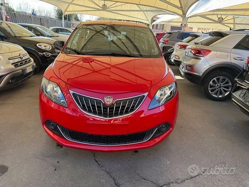 Usata Lancia Ypsilon Silver 69 CV (50 kW) 2022 Rosso Utilitaria