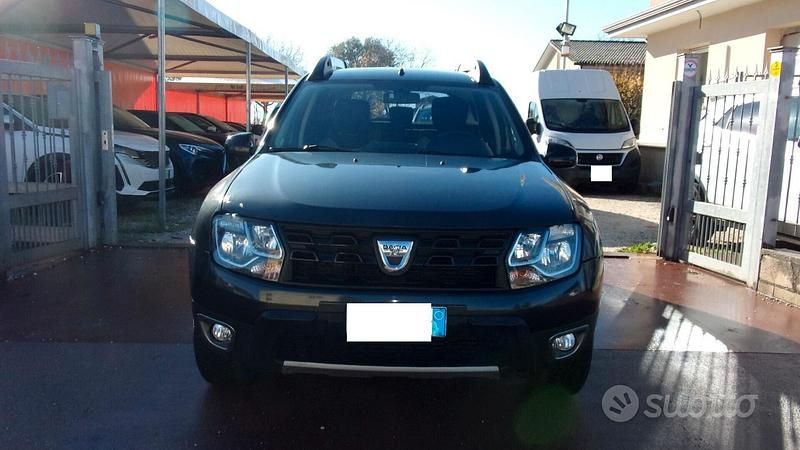 Grigio Usata 2016 Dacia Duster Lauréate Tre volumi | 8499 € (Buon prezzo) - Immagine 1/4