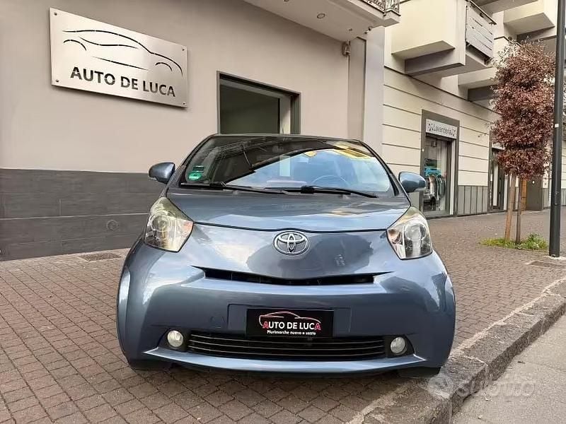 Usata Toyota iQ Lounge 90 CV (66 kW) 2012 Blu Utilitaria