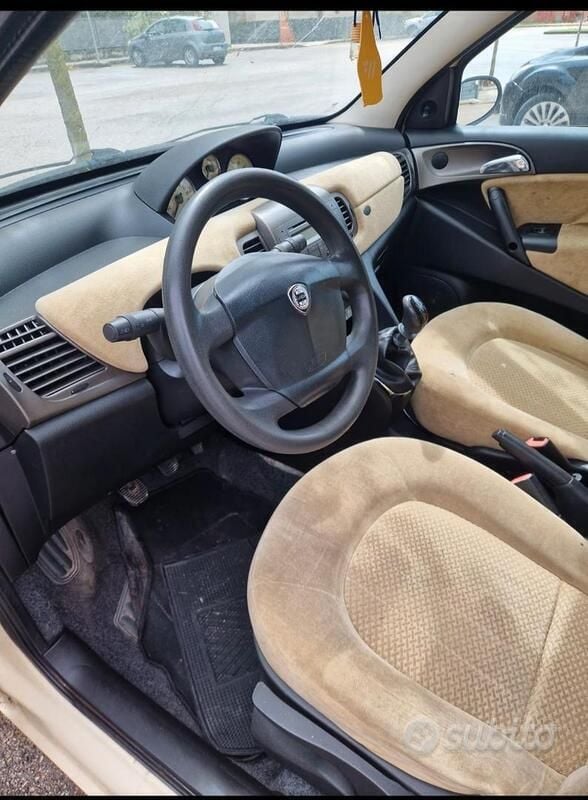 Usata Lancia Ypsilon 60 CV (44 kW) 2005 Giallo Utilitaria