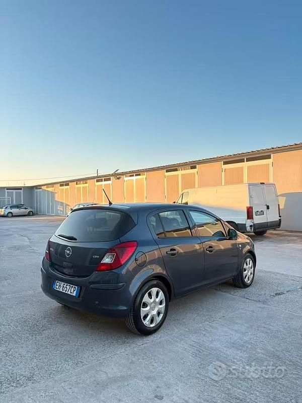 Usata Opel Corsa 75 CV (55 kW) 2011 Grigio Utilitaria