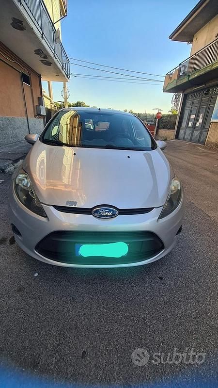 Usata Ford Fiesta Titanium 68 CV (50 kW) 2012 Grigio Utilitaria
