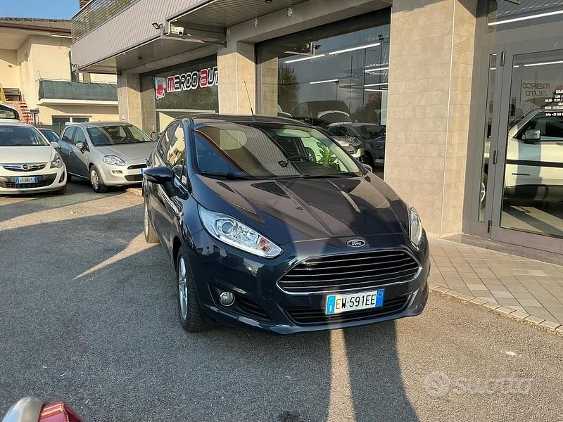 Usata Ford Fiesta Titanium 75 CV (55 kW) 2014 Grigio Utilitaria