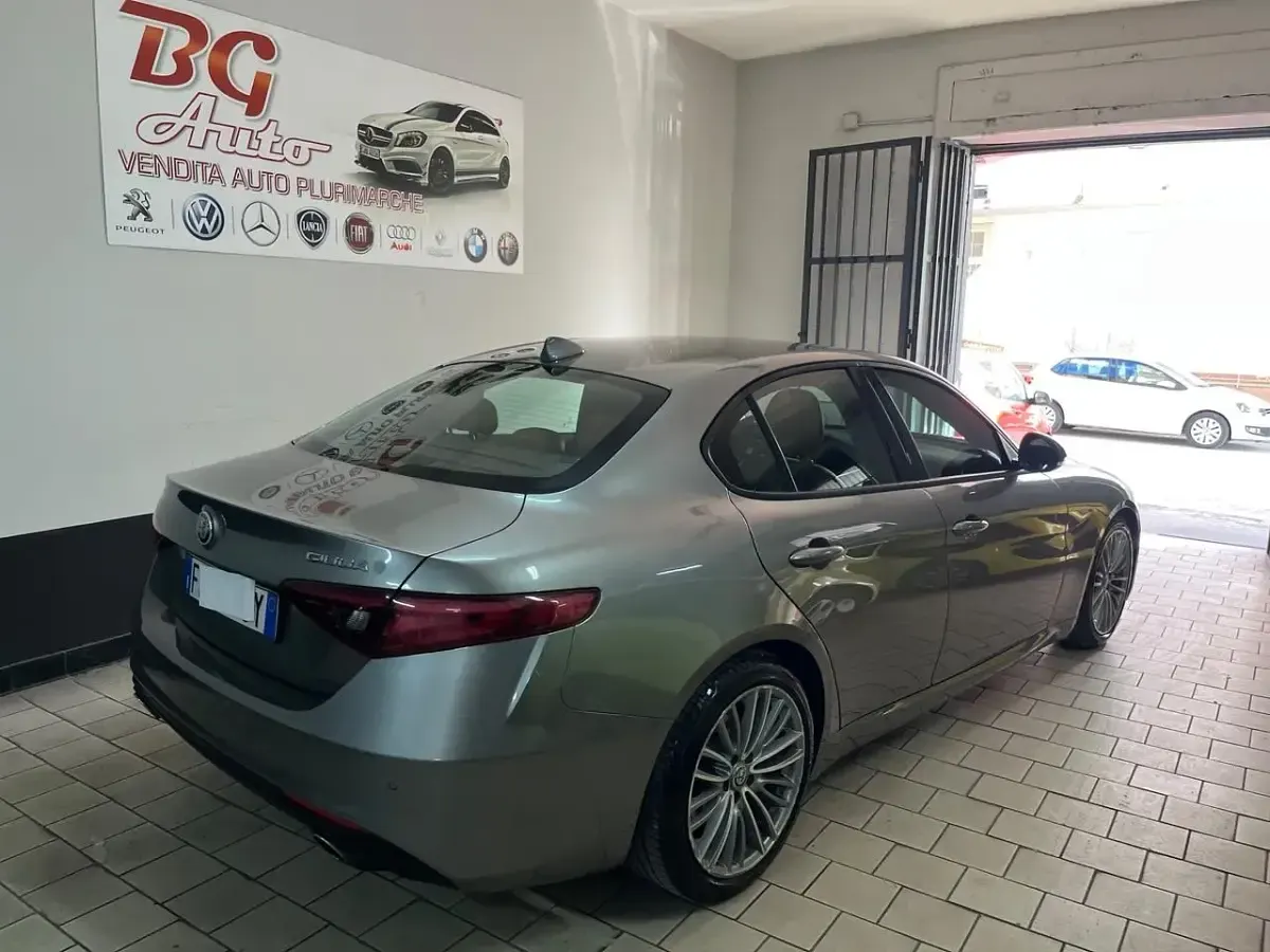 Usata Alfa Romeo Giulia Business 179 CV (131 kW) 2017 Argento Berlina