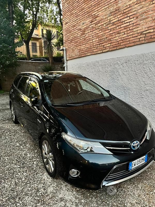 Usata Toyota Auris Touring Sports Lounge 99 CV (72 kW) 2014 Blu Station wagon