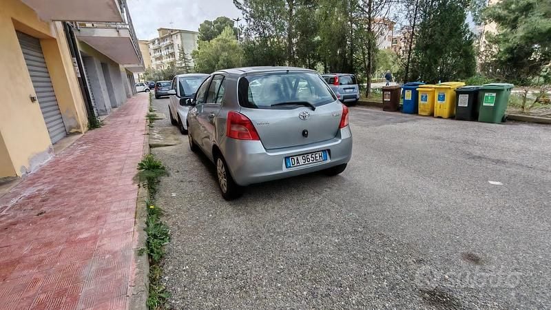 Usata Toyota Yaris 69 CV (50 kW) 2007 Grigio Utilitaria