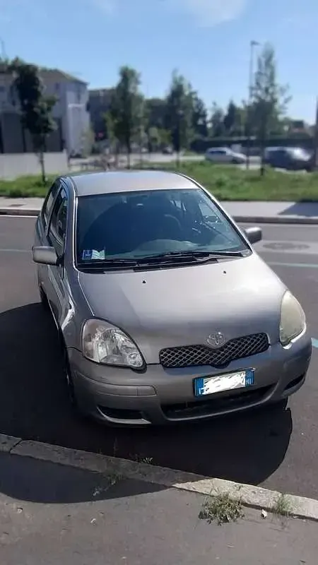 Usata Toyota Yaris Sol 87 CV (63 kW) 2004 Grigio Utilitaria