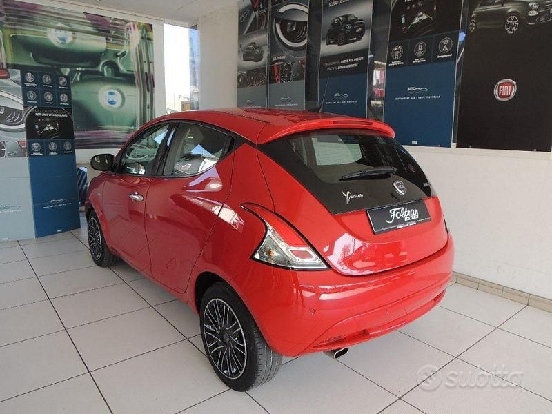 Usata Lancia Ypsilon Gold 69 CV (50 kW) 2022 Rosso Utilitaria