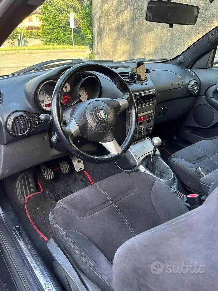 Usata Alfa Romeo GT Distinctive 166 CV (122 kW) 2004 Nero Coupé