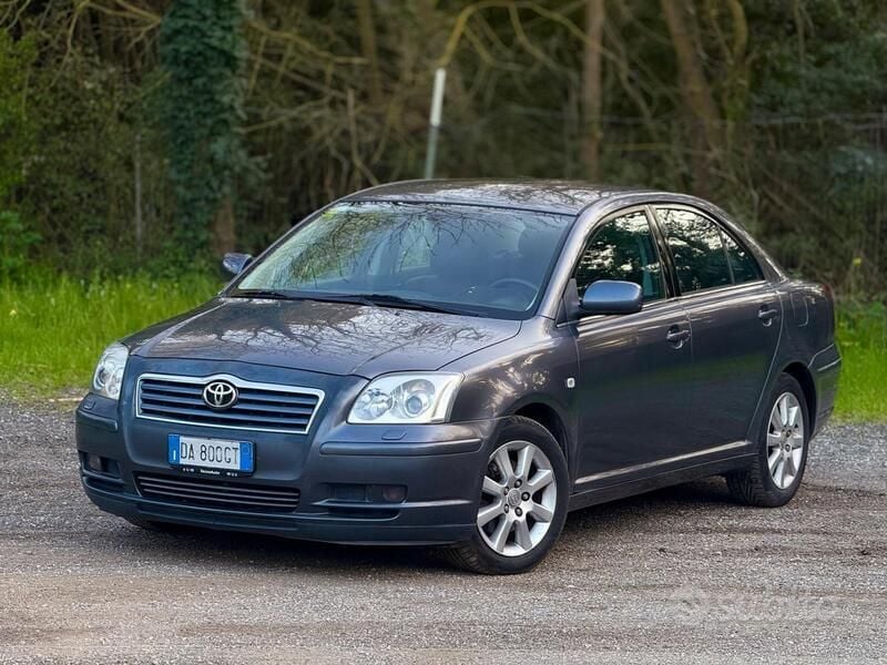 Usata Toyota Avensis 150 CV (110 kW) 2006 Grigio Berlina