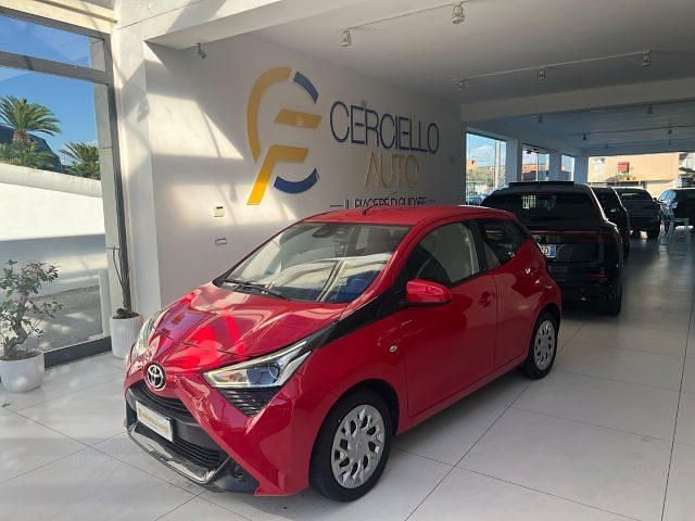 Usata Toyota Aygo Business Edition 72 CV (52 kW) 2021 Rosso Utilitaria
