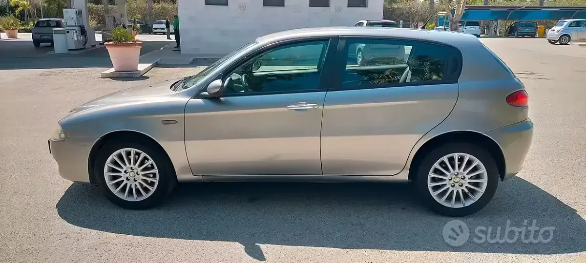 Usata Alfa Romeo 147 120 CV (88 kW) 2007 Grigio Utilitaria