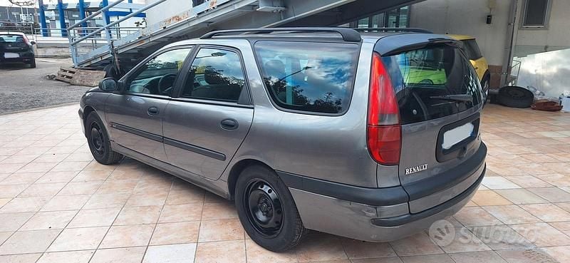 Usata Renault Laguna 98 CV (72 kW) 1999 Grigio Station wagon