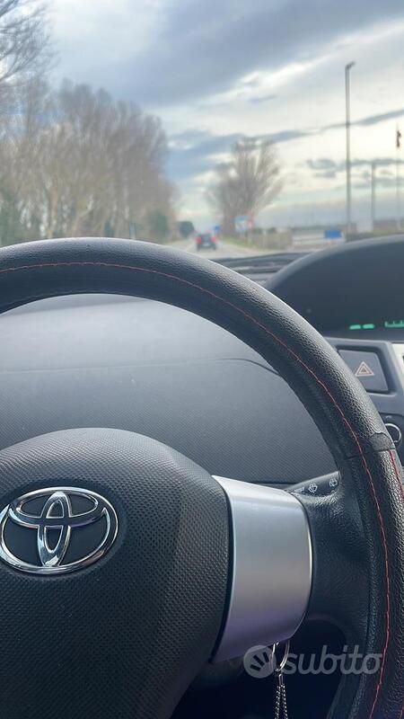 Grigio Usata 2008 Toyota Yaris Due volumi | 2500 € (Buon prezzo) - Immagine 1/3