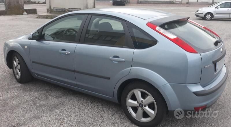 Usata Ford Focus 114 CV (83 kW) 2005 Blu/azzurro Berlina