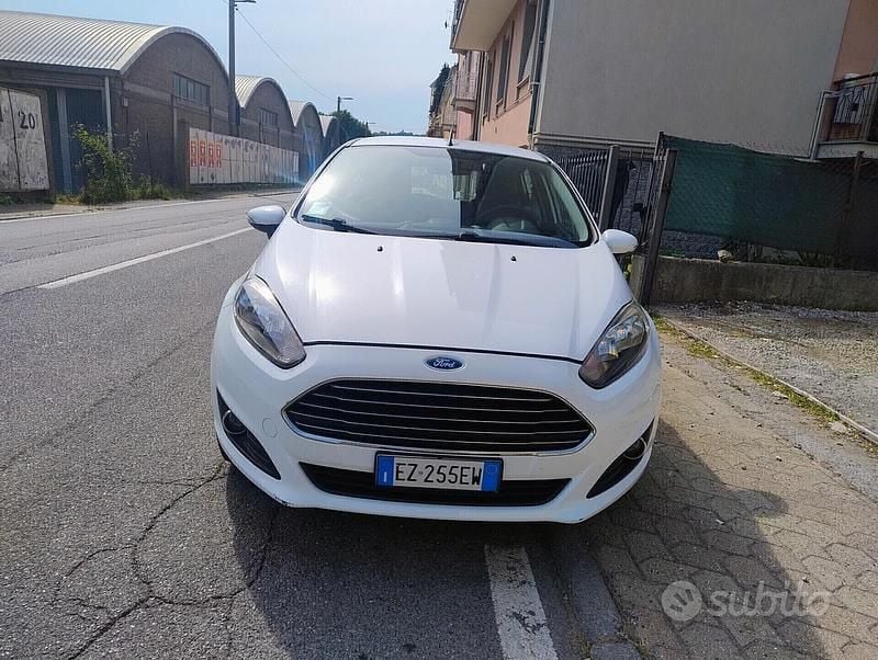 Usata Ford Fiesta 75 CV (55 kW) 2015 Bianco Berlina