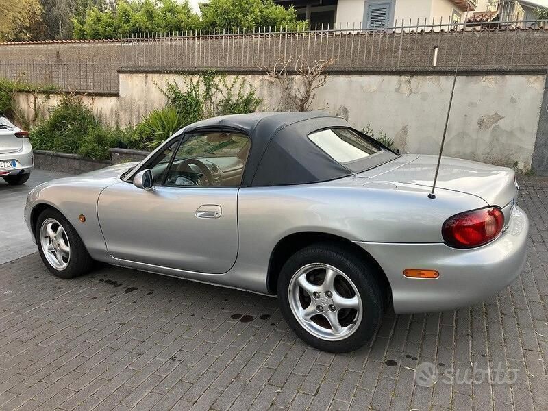 Usata Mazda MX5 116 CV (85 kW) 2001 Cabrio