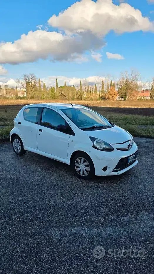 Usata Toyota Aygo 68 CV (50 kW) 2013 Bianco Utilitaria