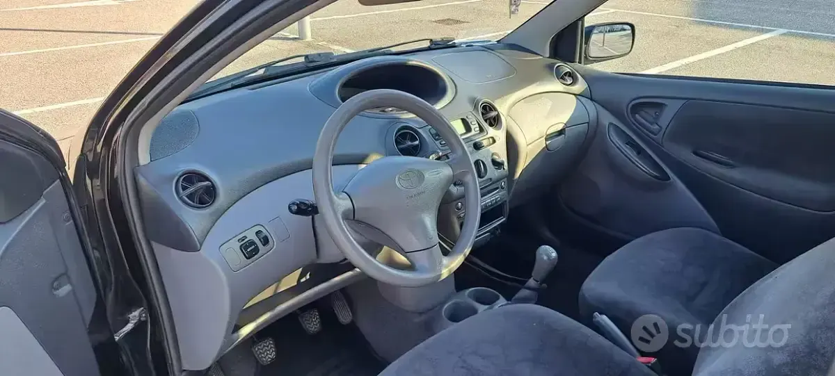 Usata Toyota Yaris 68 CV (50 kW) 2003 Nero Berlina