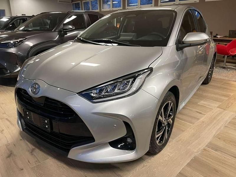 Nuova Toyota Yaris Hybrid Trend 92 CV (67 kW) 2026 Argento Berlina