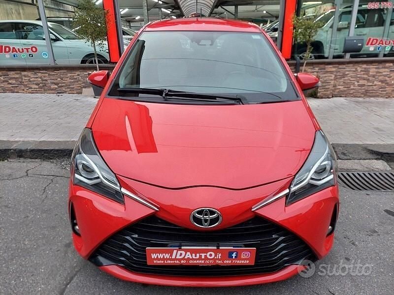 Usata Toyota Yaris Lounge 90 CV (66 kW) 2018 Rosso Berlina