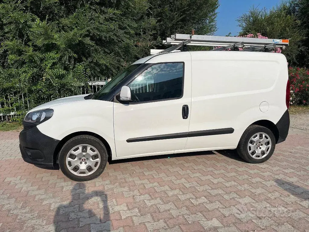 Usata Fiat Doblò 120 CV (88 kW) 2019 Bianco pastello Monovolume