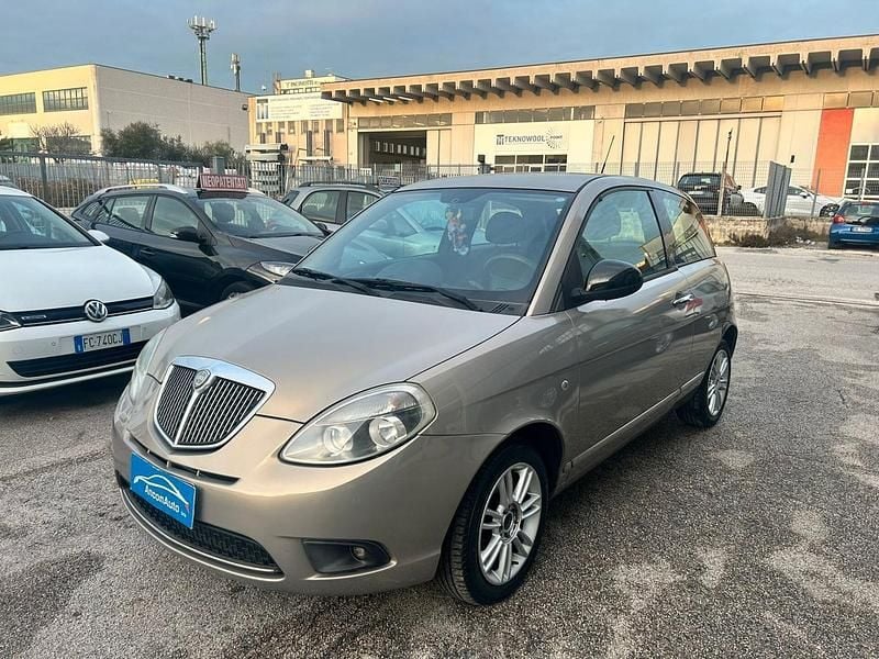 Usata Lancia Ypsilon 69 CV (50 kW) 2011 Oro Utilitaria
