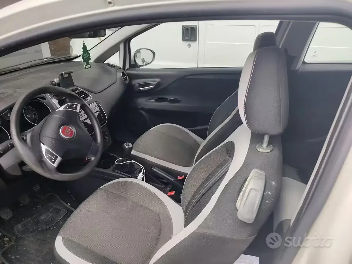 Usata Fiat Grande Punto 75 CV (55 kW) 2013 Bianco Utilitaria