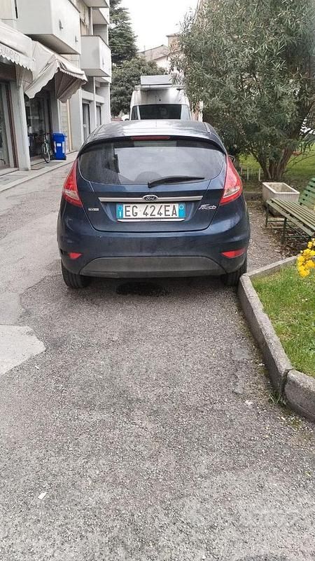 Usata Ford Fiesta 71 CV (52 kW) 2010 Blu Berlina
