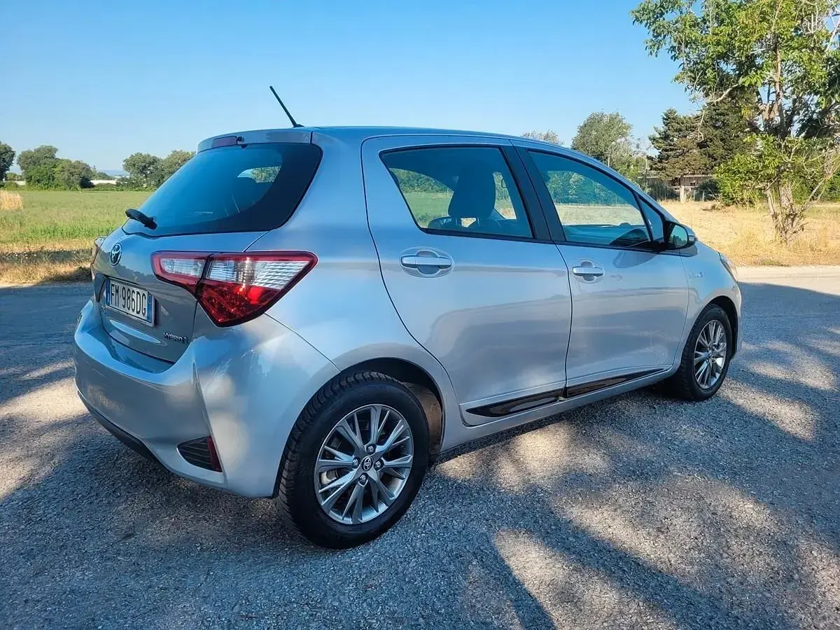Usata Toyota Yaris Hybrid Active 73 CV (53 kW) 2017 Grigio Berlina