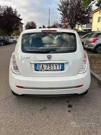 Gebraucht Lancia Ypsilon 77 PS (56 kW) 2010 Weiß Kleinwagen
