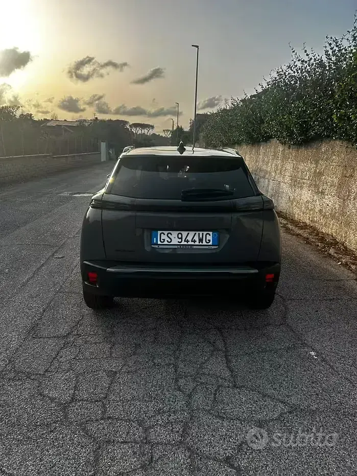 Usata Peugeot 2008 Allure 101 CV (74 kW) 2024 Grigio SUV