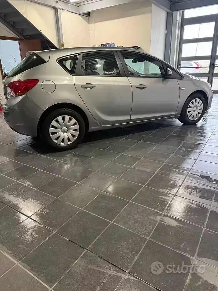 Usata Opel Astra 110 CV (80 kW) 2010 Grigio Berlina