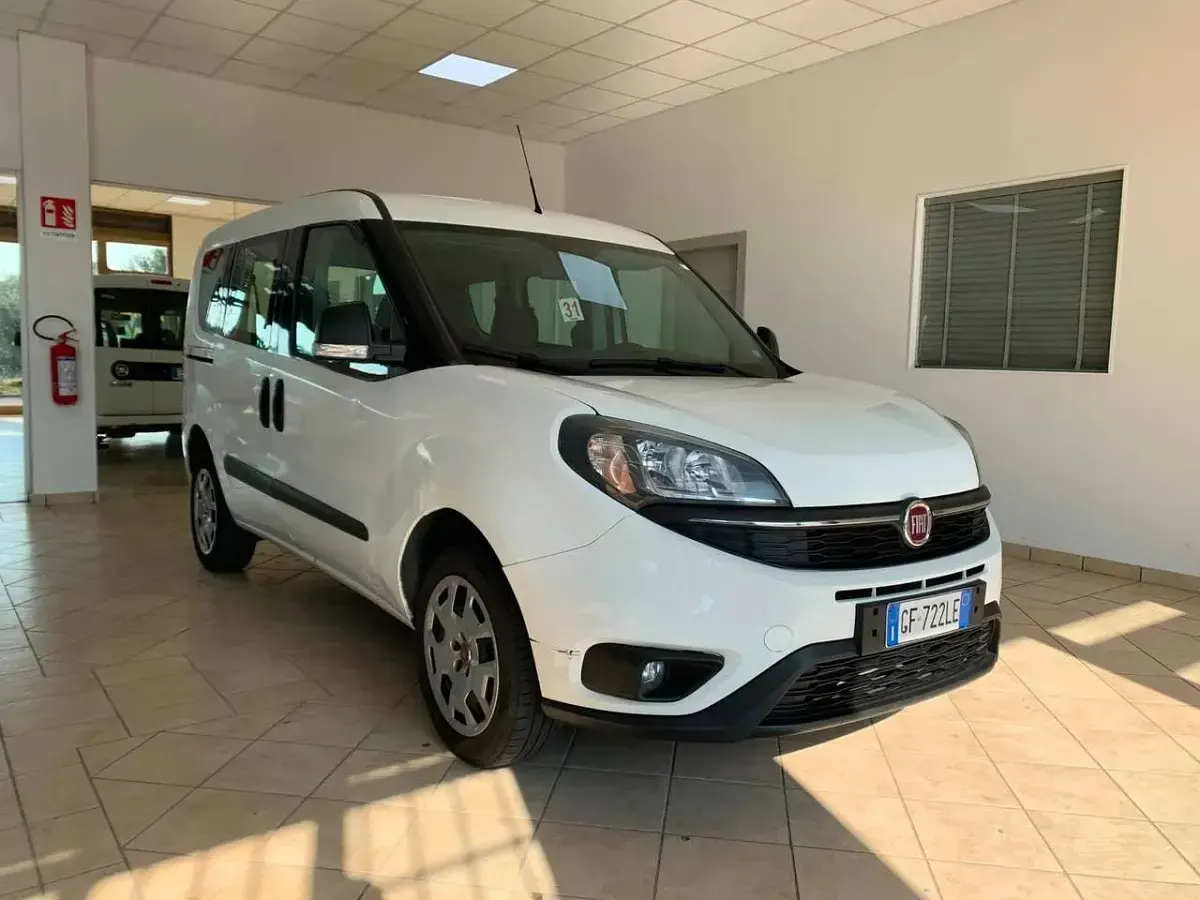 Usata Fiat Doblò Lounge 120 CV (88 kW) 2021 Bianco Monovolume