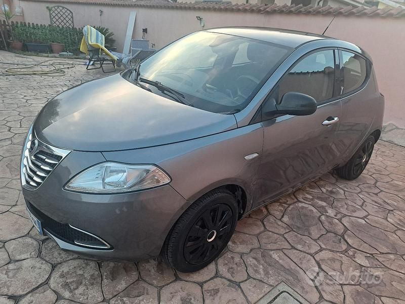 Usata Lancia Ypsilon 69 CV (50 kW) 2014 Grigio Utilitaria