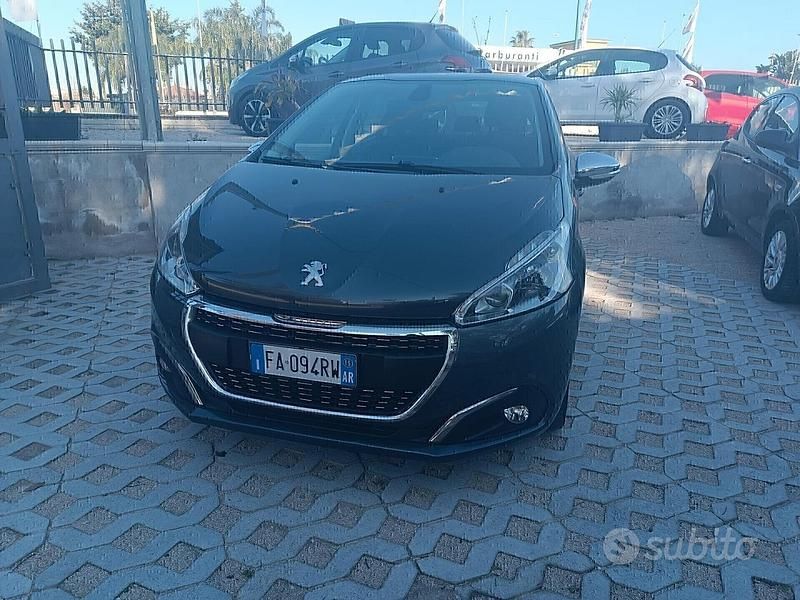 Grigio Usata 2015 Peugeot 208 Access Due volumi | 7400 € (Buon prezzo) - Immagine 1/4