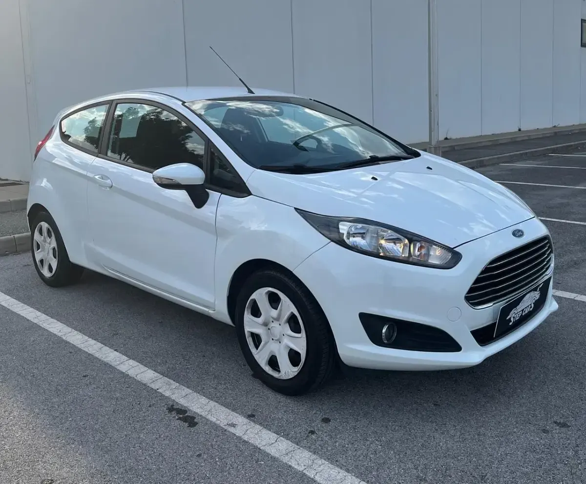 Usata Ford Fiesta 60 CV (44 kW) 2015 Bianco Utilitaria