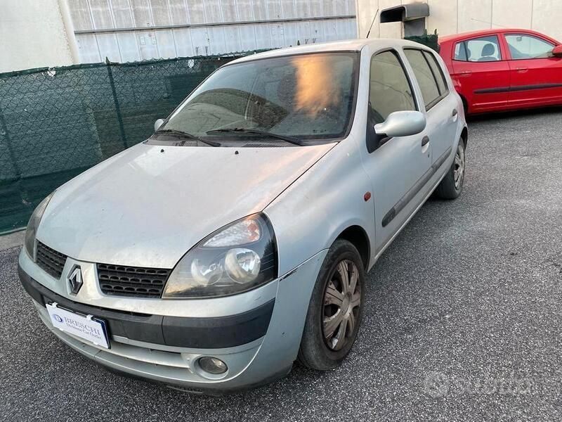 Usata Renault Clio II Expression 65 CV (47 kW) 2001 Grigio Utilitaria