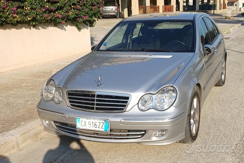 Usata Mercedes C220 150 CV (110 kW) 2005 Grigio Berlina