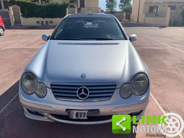 Usata Mercedes C220 Avantgarde 150 CV (110 kW) 2004 Argento metallizzato Berlina
