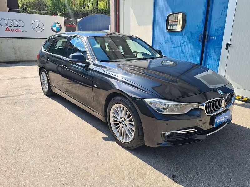 Usata BMW 330 Luxury Line 258 CV (189 kW) 2013 Nero metallizzato Station wagon