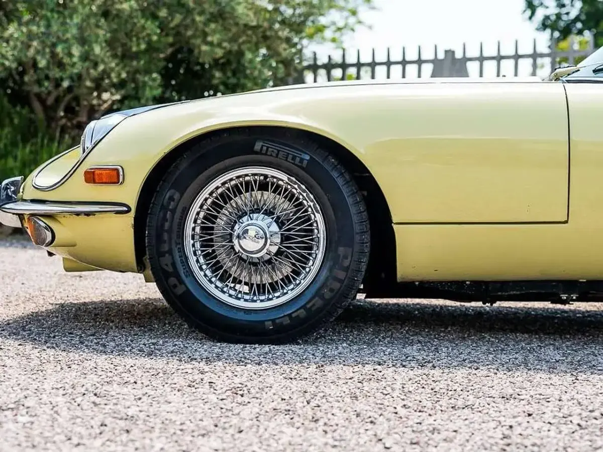Usata Jaguar E-Type 272 CV (200 kW) 1973 Primrose yellow Cabrio