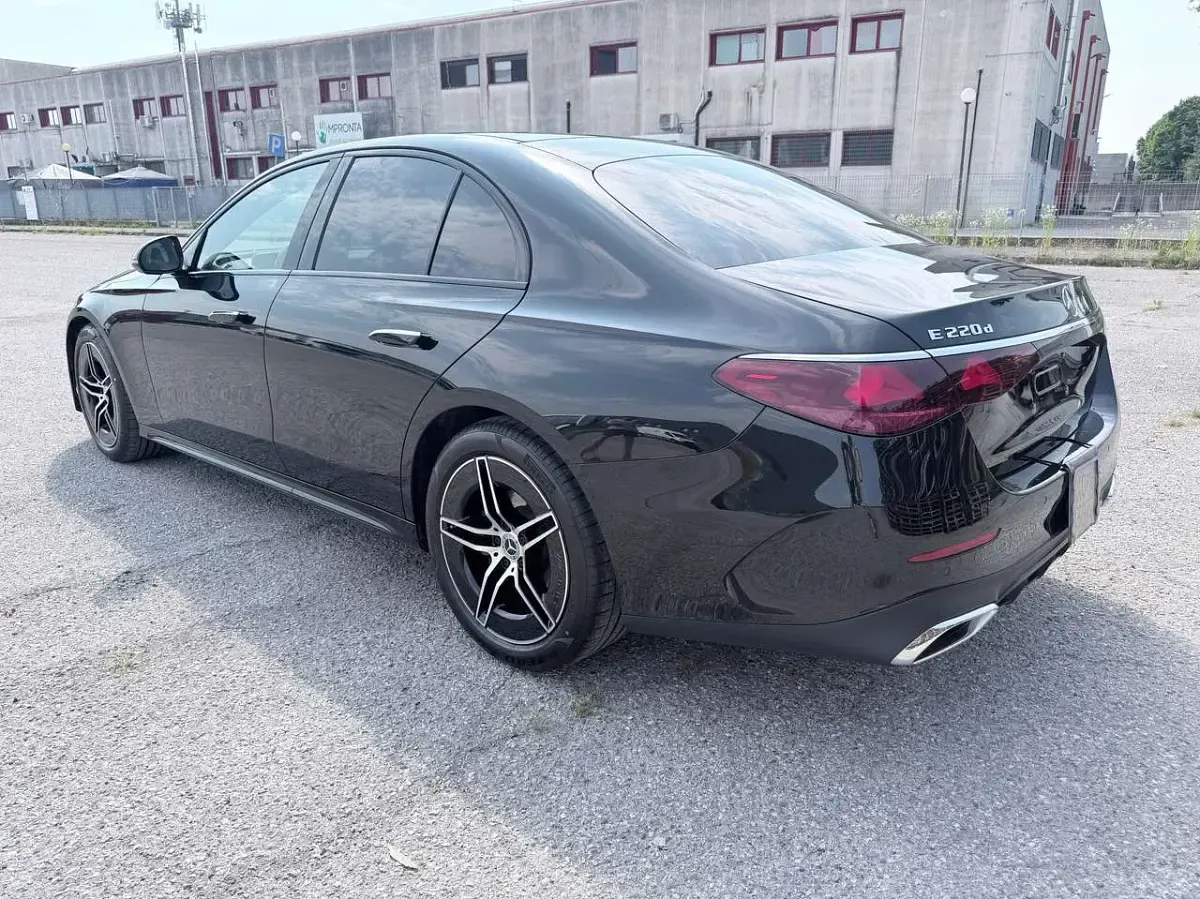 Usata Mercedes E220 AMG Line Premium Plus 197 CV (144 kW) 2025 Obsidian black met. Berlina