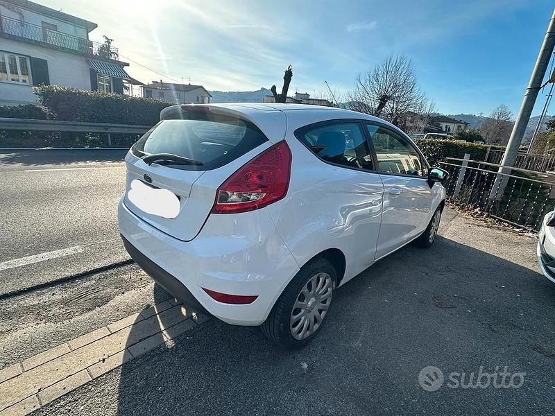 Bianco Usata 2010 Ford Fiesta Titanium Tre volumi | 5650 € (Cara) - Immagine 1/2