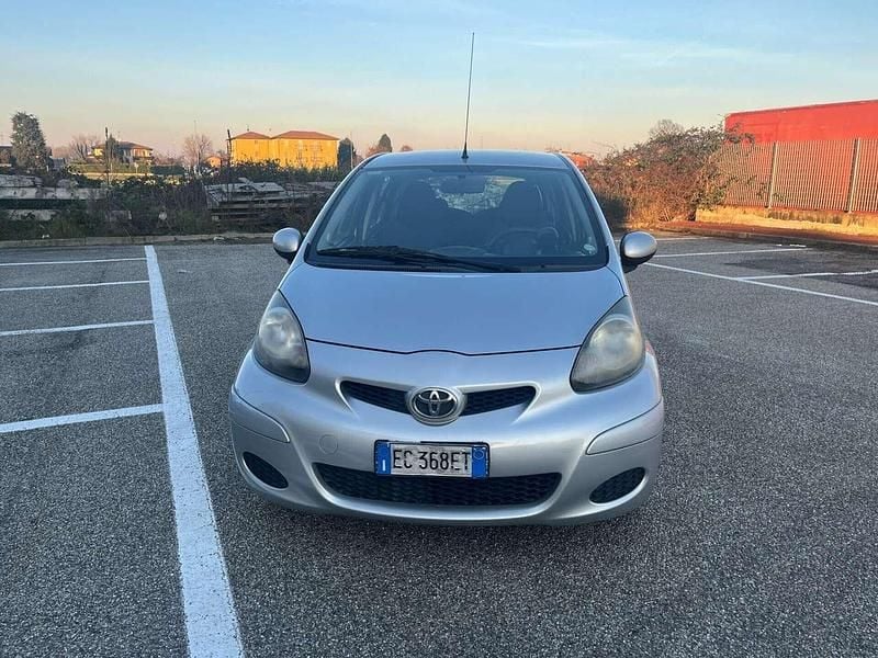 Usata Toyota Aygo Edition 68 CV (50 kW) 2010 Argento Utilitaria